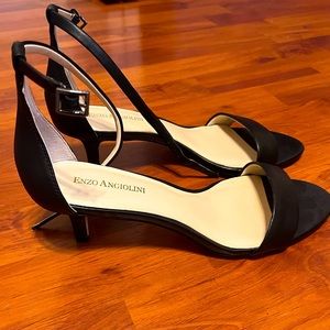 Brand new never worn small black heel